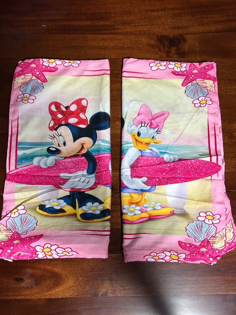 Set of 2 Disney Minnie Mouse & Daisy Duck Beach Surfing Accent Pillow Cases – 16